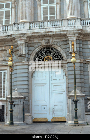 Porte avant du Palais Royal ou Palacio Real de Madrid, Espagne Banque D'Images