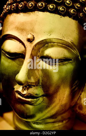 Close up detail d'une tête de Bouddha en or Banque D'Images