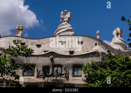 Vacances bâtiment appelé Casa Milà conçu par l'architecte Antoni Gaudí à Barcelone l'Espagne est également connu sous le nom de La Pedrera. Banque D'Images