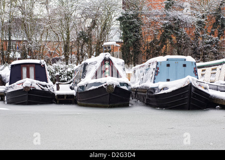 Narrowboats amarré sur les rives du canal d'Oxford à Banbury en hiver, l'Oxfordshire. Banque D'Images