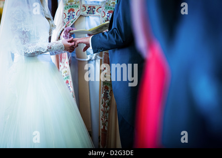 Une photo d'une femme et un homme l'échange d'anneaux de leurs vœux de mariage Banque D'Images