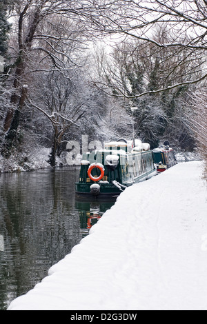 Narrowboats sur le canal d'Oxford à Banbury en hiver, l'Oxfordshire. Banque D'Images