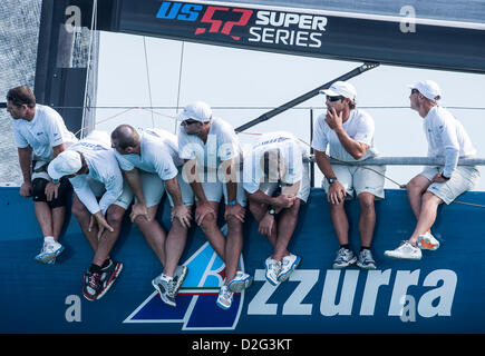 Key West, Floride, USA. 21 janvier 2013. Azzurra crew en action au cours de la première journée à la Quantum Key West Race Week Key West, Floride, USA. © Action Plus de Sports / Alamy Live News Banque D'Images