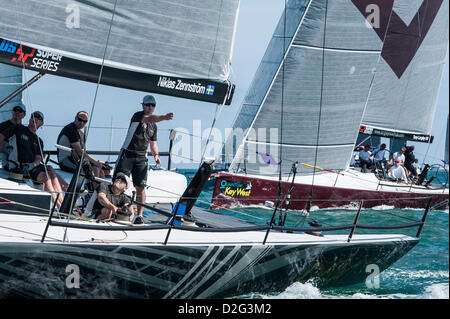 Key West, Floride, USA. 21 janvier 2013. Propriétaire de R&# xe1;s Racing Niklas Zennstr&# xf6;m donne des instructions au cours de la première journée à la Quantum Key West Race Week Key West, Floride, USA. © Action Plus de Sports / Alamy Live News Banque D'Images