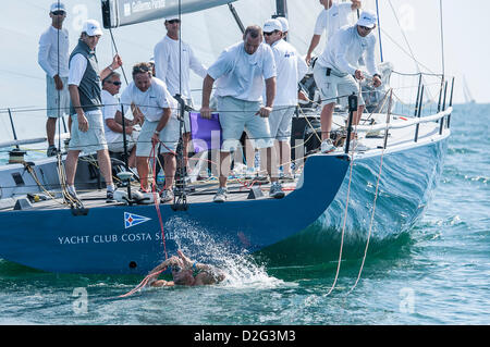 Key West, Floride, USA. 21 janvier 2013. David Pitman Vera est aidé par ses coéquipiers après avoir corrigé un problème d'Azzurra au cours de la première journée à la Quantum Key West Race Week Key West, Floride, USA © Action Plus de Sports / Alamy Live News Banque D'Images