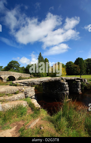 L'été, deux ponts en pierre ancienne Clapper Bridge, Postbridge village ; à l'Est de la rivière Dart, Dartmoor National Park, Devon, Angleterre Banque D'Images