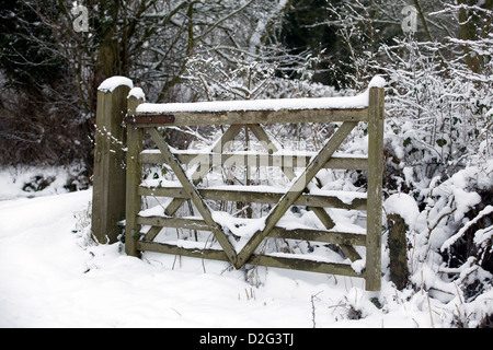 Bar en bois 5 porte dans la neige sur une campagne britannique Angleterre matin hivers Banque D'Images