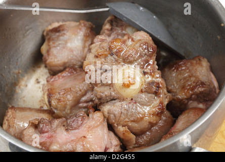 Queue de Browning dans de l'huile dans une casserole comme une préparation pour faire un ragoût ou une soupe. Banque D'Images