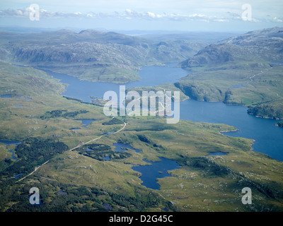 L'A894 serpentant à travers les contrées sauvages de sutherland,la traversée de pont Kylesku une Chairn Bhain Loch, Sutherland, de l'Écosse sur la côte nord route 500 Banque D'Images