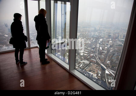 Londres, Royaume-Uni. Le mercredi 23 janvier 2013. La vue depuis le fragment. Cette attraction touristique est le plus haut poste d'observation de tout bâtiment en Europe de l'Ouest et jette une vue imprenable sur la capitale. Le pont d'observation publique au niveau 69 et 72 offre une vue à 360 degré de la ville. Crédit : Michael Kemp / Alamy Live News Banque D'Images