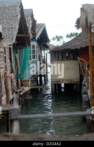 Les maisons en bois sur pilotis avec toit en feuille de palmier sur la mer à Ban Bang bao Koh Chang Thailande Banque D'Images