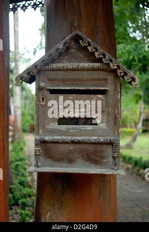 Old weathered mail noeud sur un arbre dans Koh Chang Banque D'Images