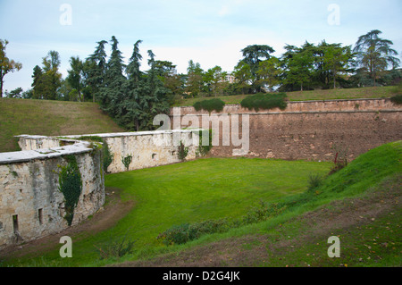 Les remparts antiques de la ville de Vérone Porta Nuova dans la région de Veneto Italie Europe Banque D'Images