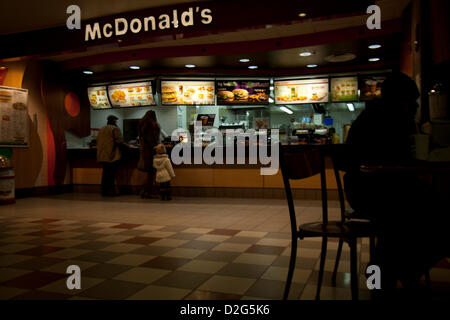 Londres, Royaume-Uni. 23 janvier 2013. Les clients passent des commandes.dans un restaurant Mcdonald's à Londres. McDonald's du Royaume-Uni a annoncé aujourd'hui des plans pour la création d'au moins 2 500 nouveaux emplois cette année, les emplois supplémentaires prendra sa main-d'UK (93 500 d'ici la fin de 2013. Credit : amer ghazzal / Alamy Live News Banque D'Images