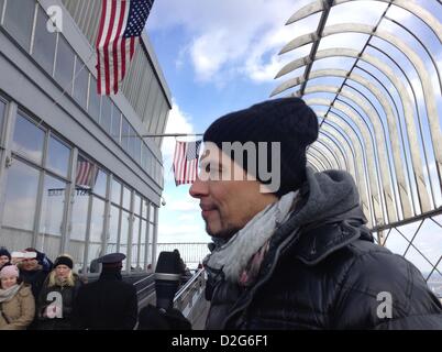 New York, NY, USA. 23 Jan 2013. L'Allemagne DJ Thomas Gold à l'Empire State Building, 86 étage niveau observatoire dans Nee La ville de New York. L'or est à l'avant-garde de l'explosion de la musique de danse aux Etats Unis et . Signé par Mylène's Axwell Axtone de son empreinte, Thomas Gold vendu son titre à venir spectacle au Hammerstein Ballroom semaines à l'avance. Credit : Zoran Milich / Alamy Live News Banque D'Images