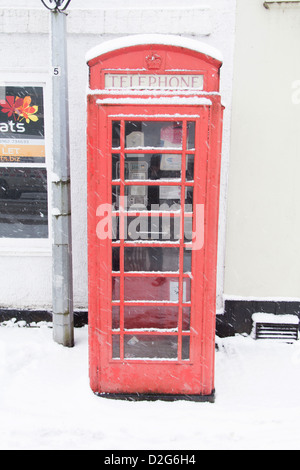 Boîte de téléphone rouge recouvert de neige, Alresford, Hampshire, Angleterre, Royaume-Uni. Banque D'Images