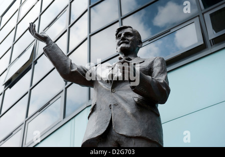 Statue de la légende du football Jimmy Hill, ancien manager de Coventry City FC à l'extérieur de la Ricoh Arena de Coventry, England, UK Banque D'Images