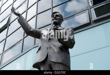 Statue de la légende du football Jimmy Hill, ancien manager de Coventry City FC à l'extérieur de la Ricoh Arena de Coventry, England, UK Banque D'Images