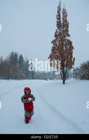 Petite fille dans le parc Jarry Montréal Canada Hiver Banque D'Images