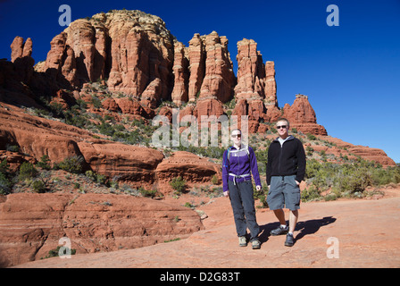 Couple de la randonnée au point de poulet à Sedona, Arizona Banque D'Images