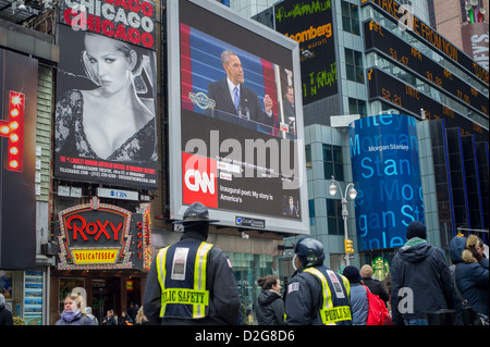 Passant par rassembler à Times Square à New York le lundi 21 janvier 2013 pour regarder l'investiture de Barack Obama Banque D'Images