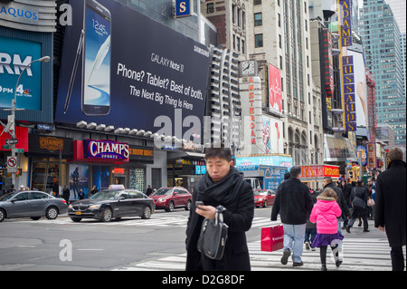 La publicité pour le Samsung Galaxy Note II téléphone mobile est vu dans Times Square à New York Banque D'Images