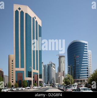 Manama, Bahreïn. À l'est le long de l'Avenue du Gouvernement vers le secteur diplomatique Banque D'Images