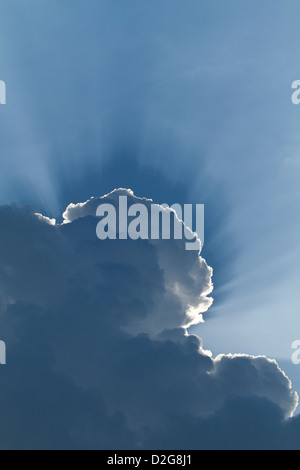 La lumière du soleil derrière les nuages Banque D'Images