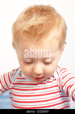 Expression d'un étonnement heureux un an bébé garçon. Banque D'Images