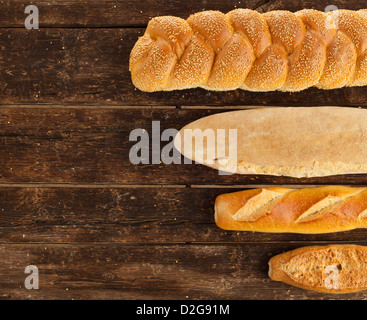 Divers types de pain sur la table en bois. Banque D'Images