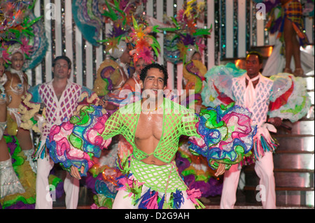 Des danseurs masculins, Club Tropicana, Cuba Banque D'Images