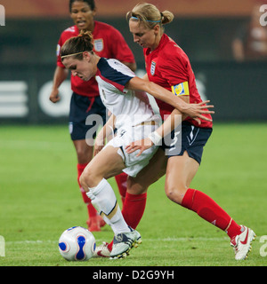 Le capitaine de l'équipe Angleterre Faye White (R) défend contre Heather O'Reilly de l'USA (L) au cours d'une Coupe du Monde féminine de la Fifa en quart Banque D'Images