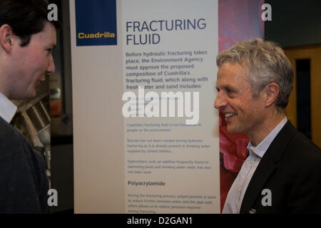 Fluide de fracturation polyacrylamide, signe de fracturation hydraulique. Francis Egan Directeur général de la société britannique d'exploration du gaz de schiste de Cuadrilla Resources, à Mere Brow Village Hall, Preston, à l'occasion d'un événement de relations publiques avant une demande de planification. Caudrilla demande une approbation supplémentaire pour le forage, la rupture et l'essai d'écoulement d'un puits à Hesketh Bank en 2013, Cuadrilla qui explore pour le gaz à Lancashire, Doivent soumettre une demande au Conseil du comté de Lancashire pour poursuivre les travaux sur un site temporaire à Becconsall où un puits de 10 500 pieds de profondeur a été foré en août 2012 Banque D'Images