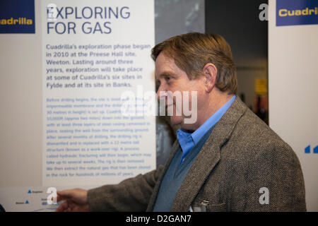 Preston, Lancashire Mercredi 23 Janvier, 2013.PDG Mark Miller de Cuadrilla Resources. Les Britanniques d'exploration et de production de gaz de schiste, de l'entreprise à la simple Front Village Hall, Preston à l'occasion d'un événement de relations publiques avant d'une application de planification. Caudrilla faites une demande pour plus d'autorisation de forer, fracture et un test de débit en banque bien Hesketh en 2013, Cuadrilla qui étudient pour le gaz dans le Lancashire, sont à présenter une demande au Conseil du comté de Lancashire de poursuivre le travail à un site temporaire à Becconsall où 10 500 pieds de profondeur d'un puits a été foré en août 2012. Banque D'Images