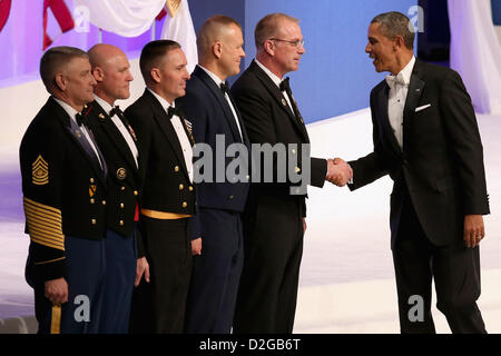 21 janvier 2013 - Washington, District of Columbia, États-Unis - Le président des États-Unis Barack Obama (R) grâce (L-R) Le sergent major de l'Armée de Raymond Chandler, sergent-major de la Marine Corps Michael Barrett, Master Chief Petty Officer de la Marine Michael Stevens, Chef de la Master Sergeant Air Force James Roy et le Premier Maître de la Garde-côtière Michael Leavitt durant la balle du commandant en chef à la Walter Washington Convention Center le 21 janvier 2013 à Washington, DC. Le président Obama a commencé son deuxième mandat en prêtant le serment d'Office plus tôt dans la journée lors d'une cérémonie le Banque D'Images