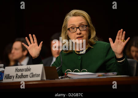 Le 23 janvier 2013 - Washington, District of Columbia, États-Unis - Le secrétaire d'État américaine Hillary Clinton témoigne devant la Commission des relations étrangères du Sénat au sujet de l'attaque de Benghazi. (Crédit Image : © Christy Bowe/Photos/ZUMAPRESS.com) Globe Banque D'Images