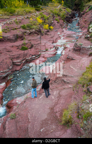 L'eau claire du ruisseau coulant si Red Rock Canyon dans le parc national des Lacs-Waterton, Alberta, Canada Banque D'Images