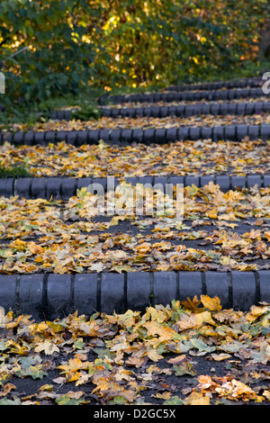 Feuilles aux couleurs automnales sur les mesures et le chemin à Bristol les journée ensoleillée, UK Banque D'Images