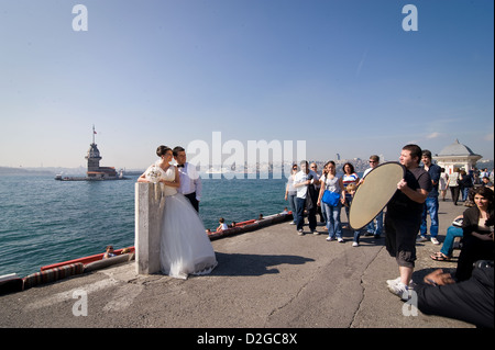 Uskudar, sur la rive asiatique a une belle corniche le long du début du Bosphore. Les gens viennent de prendre leurs photos de mariage. Banque D'Images