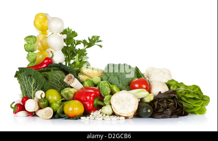 Les légumes crus frais composition sur fond blanc Banque D'Images