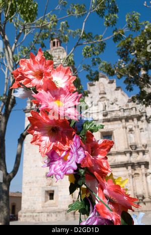 Fleurs imitation en vente dans un centre commercial en face de la cathédrale, l'Université Concordia, l'État de Sinaloa, Mexique. Banque D'Images