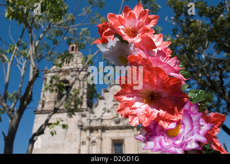 Fleurs imitation en vente dans un centre commercial en face de la cathédrale, l'Université Concordia, l'État de Sinaloa, Mexique. Banque D'Images