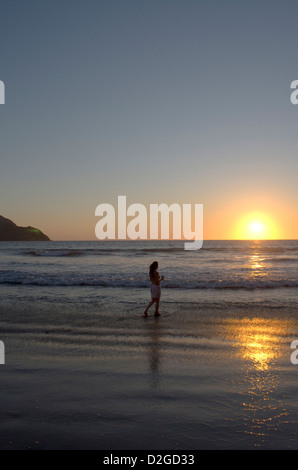 Jeune femme de prendre des photos numériques au coucher du soleil, Mazatlan, Sinaloa, Mexique de l'État. Banque D'Images