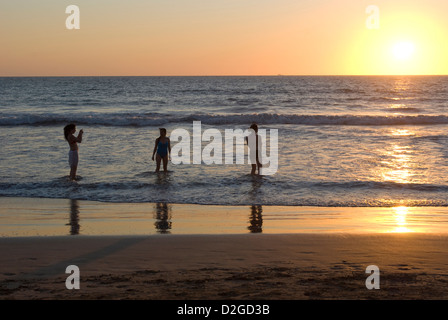 Jeune femme de prendre des photos numériques au coucher du soleil, Mazatlan, Sinaloa, Mexique de l'État. Banque D'Images