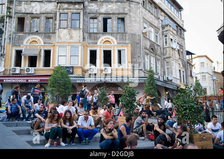 Autour de la tour de Galata tous les jours les jeunes, peuple turc et les touristes, sortent prendre un verre et profiter de la vie. Banque D'Images