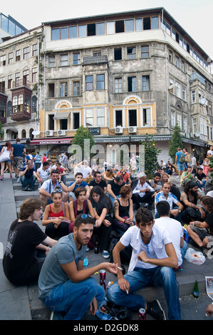 Autour de la tour de Galata tous les jours les jeunes, peuple turc et les touristes, sortent prendre un verre et profiter de la vie. Banque D'Images