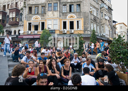 Autour de la tour de Galata tous les jours les jeunes, peuple turc et les touristes, sortent prendre un verre et profiter de la vie. Banque D'Images