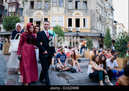 Autour de la tour de Galata tous les jours les jeunes, peuple turc et les touristes, sortent prendre un verre et profiter de la vie. Banque D'Images