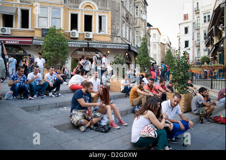 Autour de la tour de Galata tous les jours les jeunes, peuple turc et les touristes, sortent prendre un verre et profiter de la vie. Banque D'Images