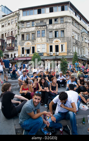 Autour de la tour de Galata tous les jours les jeunes, peuple turc et les touristes, sortent prendre un verre et profiter de la vie. Banque D'Images